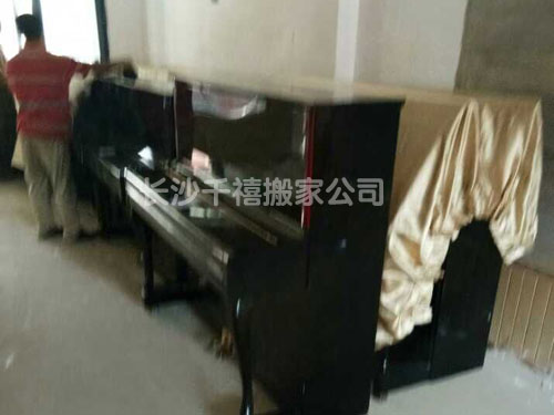 钢琴搬家现场